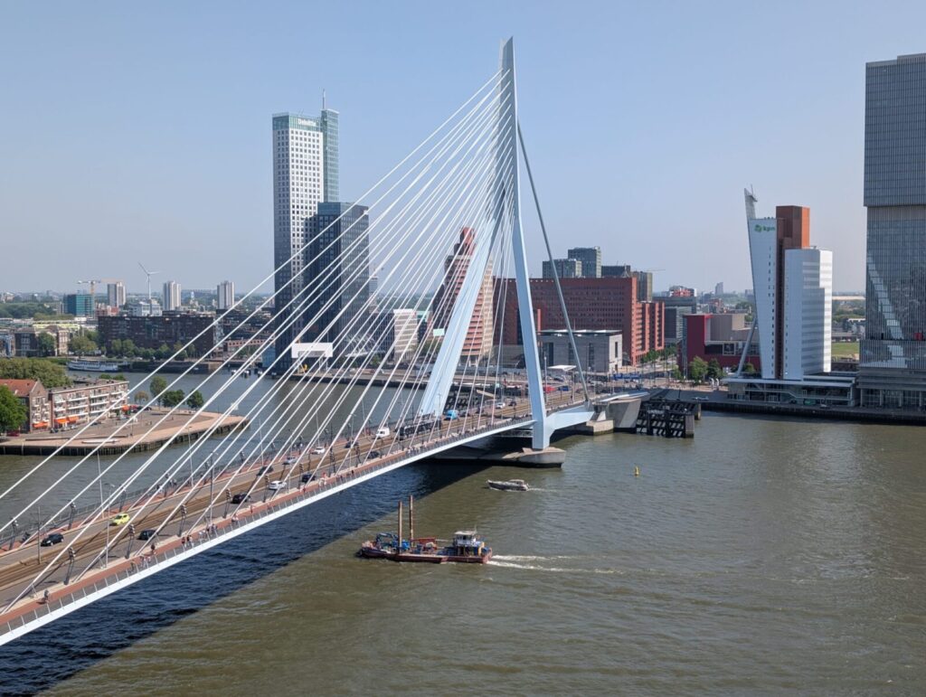 Erasmusbrug staat weer strak in de lak